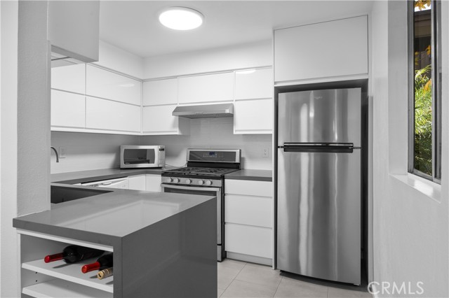 Detail Gallery Image 9 of 25 For 14960 Victory Bld #102,  Van Nuys,  CA 91411 - 2 Beds | 2 Baths