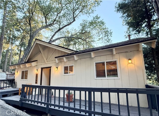 Detail Gallery Image 2 of 36 For 23746 Crest Forest, Crestline,  CA 92325 - 3 Beds | 2 Baths