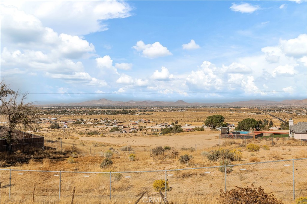 https://media.crmls.org/medias/964e2fd9-4963-4d96-8b94-7f223f65a8e6.jpg?preset=X-Large