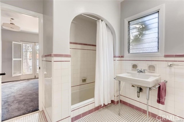 Detail Gallery Image 15 of 22 For 10447 Whipple St, Toluca Lake,  CA 91602 - 3 Beds | 2 Baths