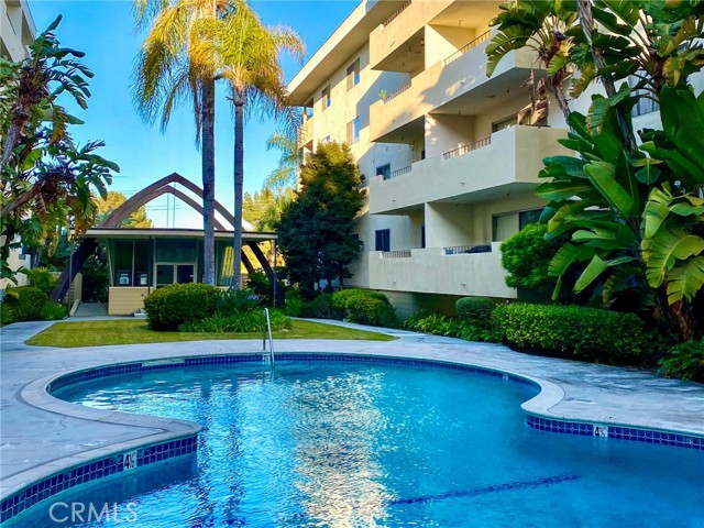 Courtyard swimming pool. Eastview Townhouse.