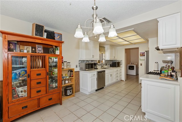 7486 Earhart Avenue, Hesperia CA: https://media.crmls.org/medias/9653cd1b-4433-4d05-b2eb-80791a776140.jpg