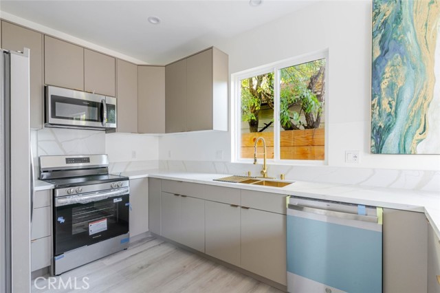 Detail Gallery Image 9 of 24 For 17428 Roscoe Bld, Northridge,  CA 91325 - 2 Beds | 2/1 Baths