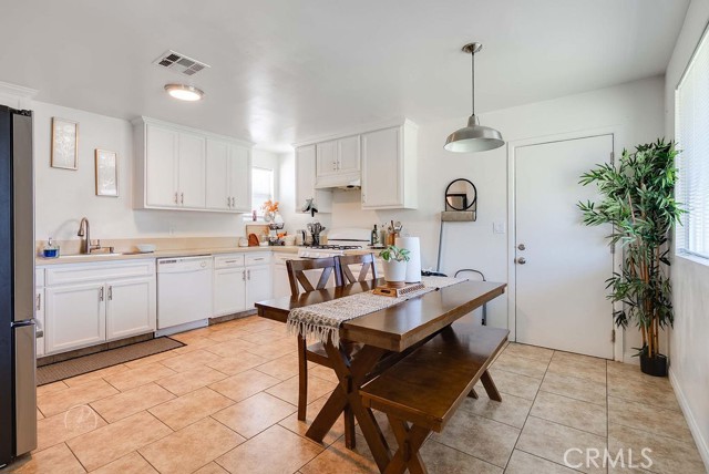 Detail Gallery Image 4 of 18 For 1016 Meredith Dr, Bakersfield,  CA 93304 - 3 Beds | 1 Baths