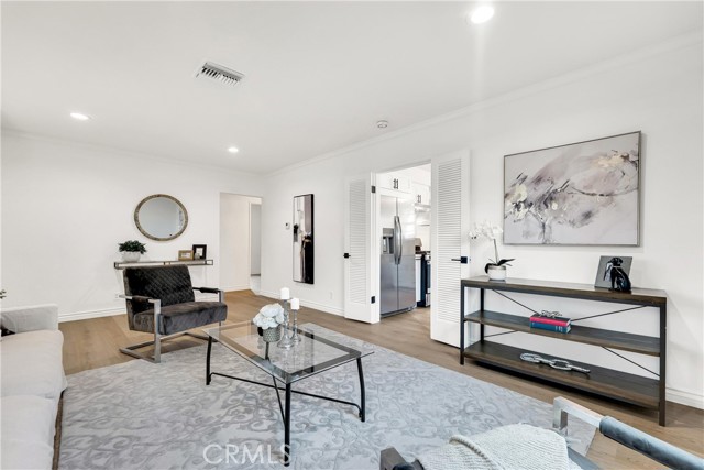 Detail Gallery Image 8 of 40 For 5550 Fallbrook Ave, Woodland Hills,  CA 91367 - 3 Beds | 2 Baths