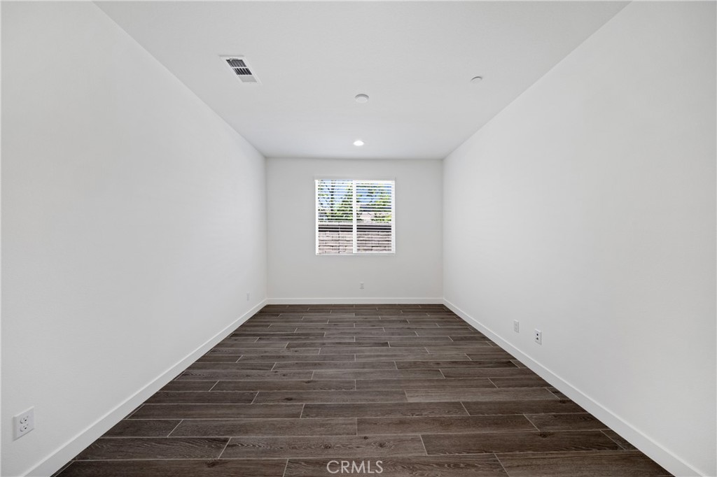 https://media.crmls.org/medias/9657803c-d05c-4079-9b45-5eba67a0f68f.jpg?preset=X-Large
