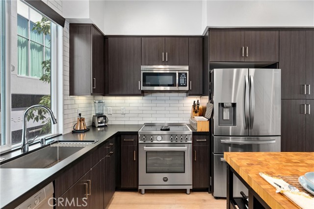 206 Alamo Court, Long Beach CA: https://media.crmls.org/medias/965c1314-7838-45fc-ac81-e2feca0391f3.jpg