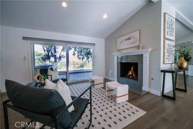 Detail Gallery Image 10 of 33 For 753 Claymont Dr, Los Angeles,  CA 90049 - 3 Beds | 3 Baths
