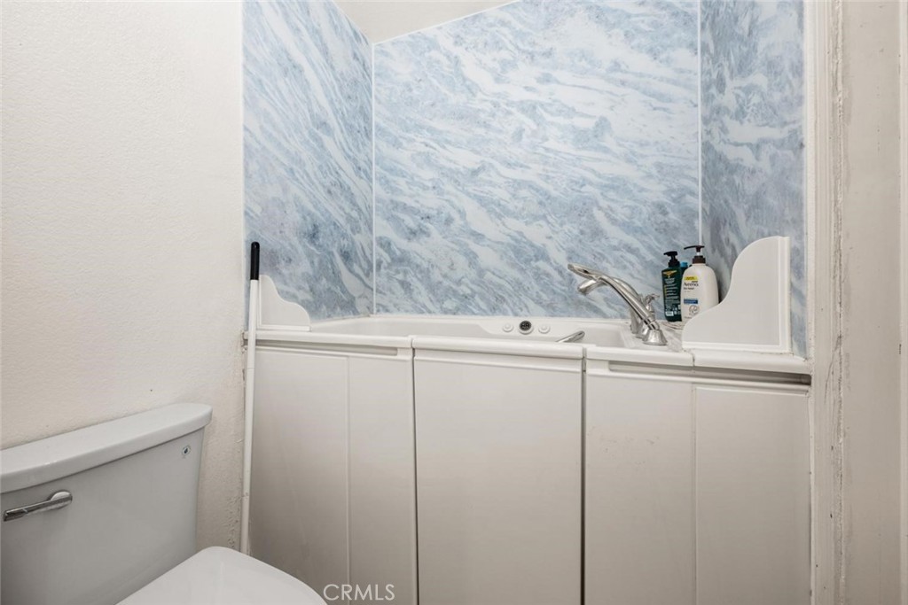 https://media.crmls.org/medias/965cf2d5-9917-4b81-8a06-34c515a890ca.jpg?preset=X-Large