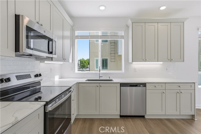 Detail Gallery Image 5 of 31 For 9427 N Sepulveda Blvd. #5,  North Hills,  CA 91343 - 3 Beds | 2/1 Baths