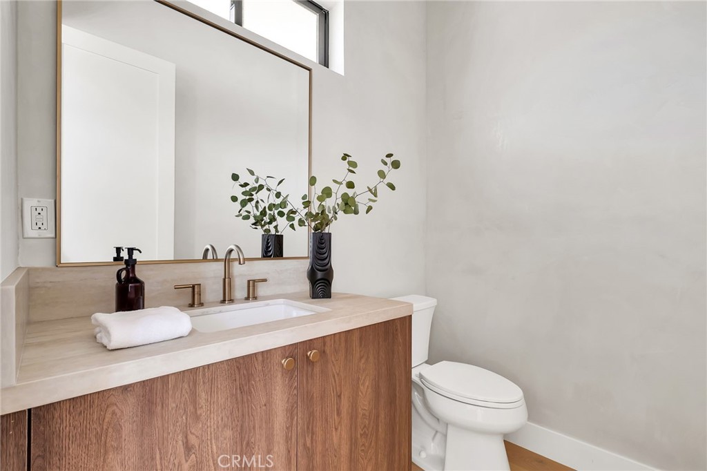 https://media.crmls.org/medias/965d7436-51d9-4ae9-a327-fa201e85c051.jpg?preset=X-Large