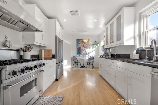 Detail Gallery Image 13 of 52 For 5727 Colbath, Valley Glen,  CA 91401 - 3 Beds | 3 Baths