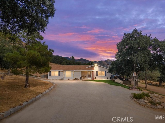 21564 Pine Tree Road, Caliente CA: https://media.crmls.org/medias/966512e7-d28b-488c-b5d4-9406d7f1d599.jpg