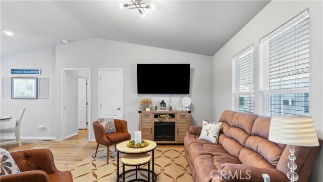 300 Ellis Street, Lake Elsinore CA: https://media.crmls.org/medias/96666252-48d8-45de-858f-82dc33adb856.jpg