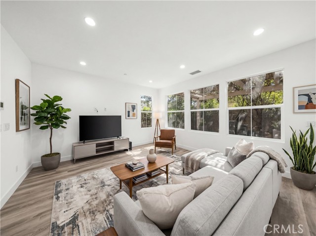 Detail Gallery Image 2 of 19 For 83 Waterleaf, Irvine,  CA 92620 - 3 Beds | 2/1 Baths