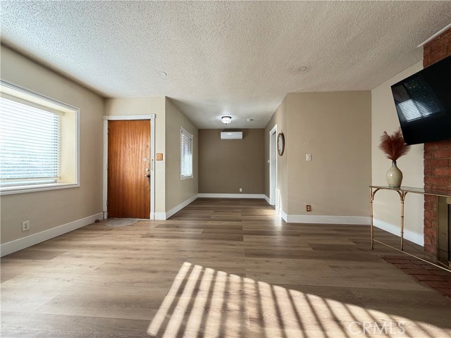 Detail Gallery Image 5 of 16 For 1605 W Wisteria Pl, Santa Ana,  CA 92703 - 3 Beds | 2/1 Baths