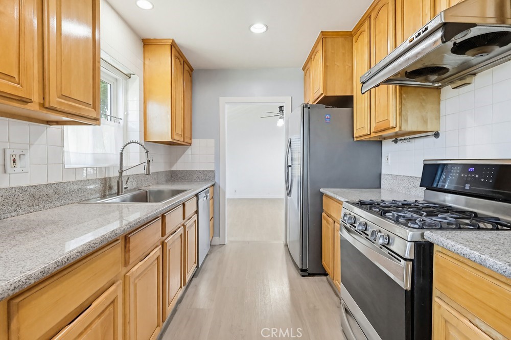 https://media.crmls.org/medias/966d3d5d-0b8d-4736-b891-9ebe749824a8.jpg?preset=X-Large