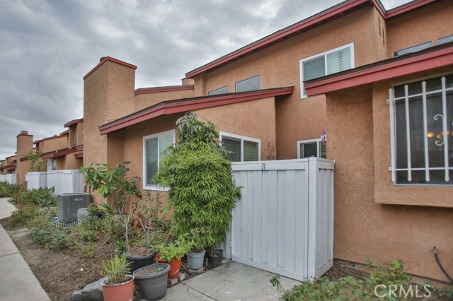 Detail Gallery Image 4 of 30 For 3900 W Hazard Ave #B,  Santa Ana,  CA 92703 - 2 Beds | 2/1 Baths