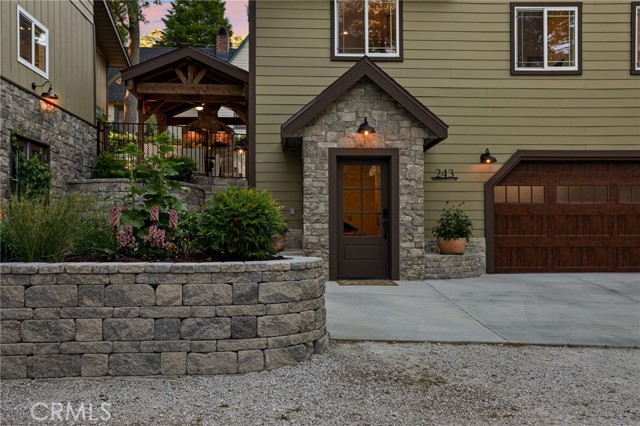 243 Manzanita Drive, Lake Arrowhead CA: https://media.crmls.org/medias/966f6a7d-2fd9-4ee5-997c-be519ae69b26.jpg