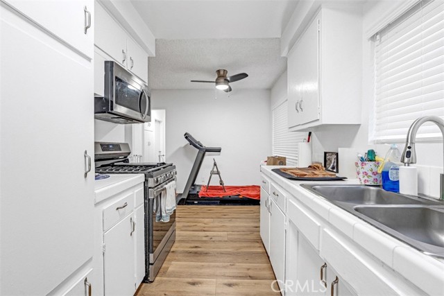 6640 Darby Avenue, Reseda CA: https://media.crmls.org/medias/96749ea3-3f5f-4109-a6ea-f7e872330016.jpg