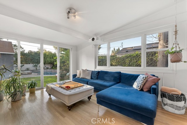 Detail Gallery Image 15 of 52 For 5727 Colbath, Valley Glen,  CA 91401 - 3 Beds | 3 Baths