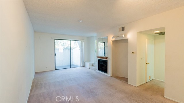 Detail Gallery Image 5 of 29 For 7311 Kester Ave #11,  Van Nuys,  CA 91405 - 2 Beds | 2/1 Baths