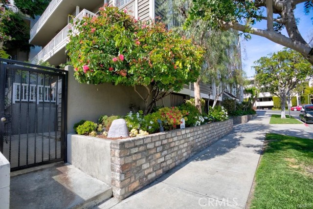Detail Gallery Image 3 of 35 For 1601 Hilts Ave #3,  Los Angeles,  CA 90024 - 2 Beds | 2/1 Baths