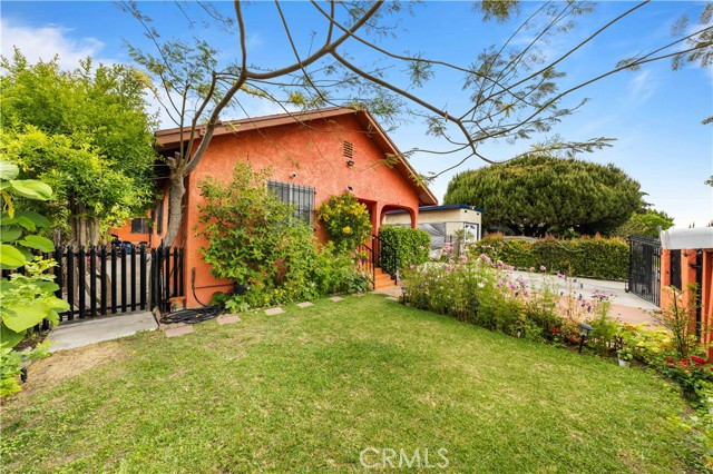 157 E 70th Street, Los Angeles CA: https://media.crmls.org/medias/967f02f5-8a57-4999-ae85-23b496334c84.jpg