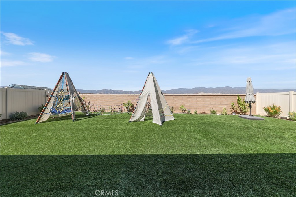 https://media.crmls.org/medias/968033af-a10d-41ce-8ddf-ea2325849eef.jpg?preset=X-Large