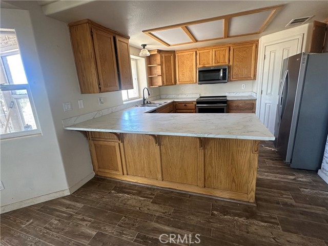 Detail Gallery Image 4 of 11 For 10191 Bellflower St, Oak Hills,  CA 92344 - 3 Beds | 2 Baths