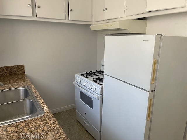 Detail Gallery Image 6 of 15 For 5105 Woodman Ave #3,  Sherman Oaks,  CA 91423 - 3 Beds | 2 Baths