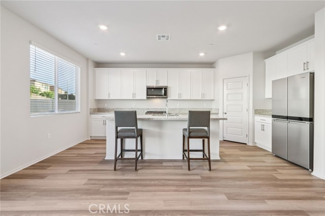 Detail Gallery Image 10 of 38 For 19536 Hanging Rock Rd, Lake Elsinore,  CA 92532 - 4 Beds | 3 Baths