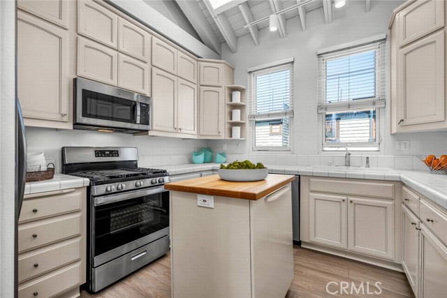 Light and bright kitchen