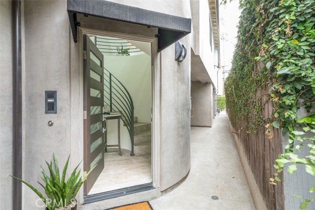 415 1/2 Marguerite Avenue, Corona del Mar CA: https://media.crmls.org/medias/968ca03a-4a6f-4441-9932-0a26006fe3f0.jpg