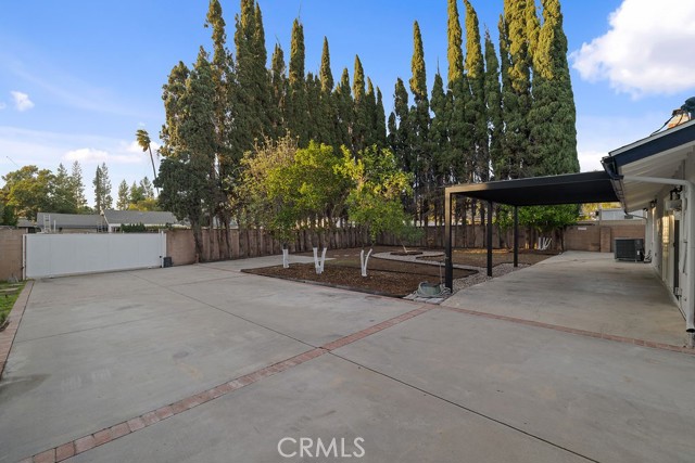 Detail Gallery Image 3 of 33 For 10557 Reseda, Northridge,  CA 91326 - 4 Beds | 3 Baths