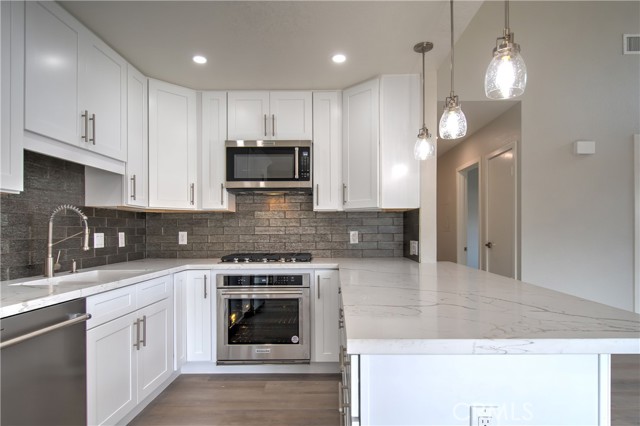 60 Greenmoor, Irvine CA: https://media.crmls.org/medias/969427c2-52a1-46d1-9832-576ae50fc5dd.jpg