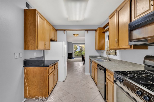 Detail Gallery Image 11 of 32 For 2538 W Macarthur, Unit E, Santa Ana,  CA 92704 - 2 Beds | 2 Baths