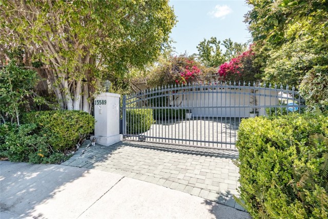 15589 Briarwood Drive, Sherman Oaks, California 91403, 3 Bedrooms Bedrooms, ,3 BathroomsBathrooms,Single Family Residence,For Sale,Briarwood,GD24041138