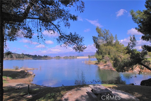 3 minute drive to Puddingstone Lake nearby