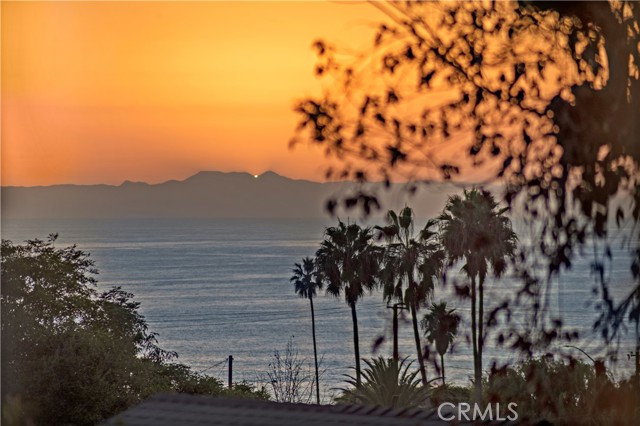 592 Bluebird Canyon Drive, Laguna Beach CA: https://media.crmls.org/medias/96a042a1-687c-4a5d-af76-71dd751d5a19.jpg
