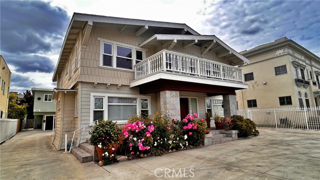 Detail Gallery Image 1 of 40 For 1526 S Van Ness Ave, Los Angeles,  CA 90019 - 10 Beds | 5 Baths