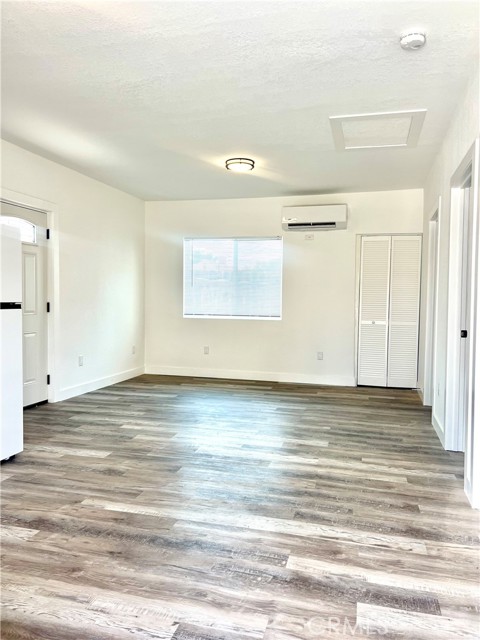 Detail Gallery Image 3 of 8 For 17205 Saticoy St, Lake Balboa,  CA 91406 - 2 Beds | 2 Baths