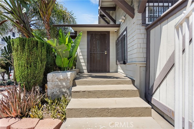 Detail Gallery Image 5 of 56 For 810 Gramercy Dr, Los Angeles,  CA 90005 - 4 Beds | 2 Baths