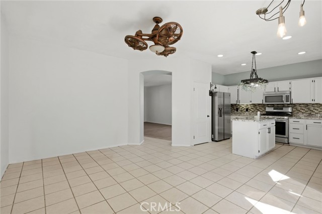 Detail Gallery Image 9 of 27 For 1853 Rue Chablis, San Jacinto,  CA 92583 - 4 Beds | 2 Baths