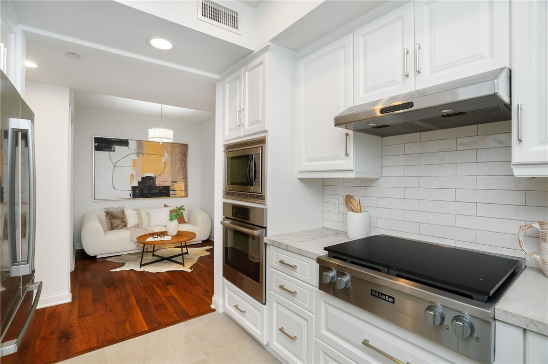 Detail Gallery Image 11 of 27 For 11863 Darlington Ave #301,  Los Angeles,  CA 90049 - 2 Beds | 2/1 Baths