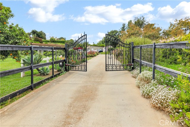 735 Del Valle Drive, Fallbrook CA: https://media.crmls.org/medias/96a693d9-d1aa-400b-9d8c-cb318ade2623.jpg