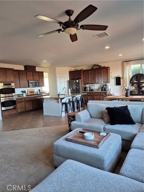 Detail Gallery Image 2 of 10 For 7650 Summer Day, Corona,  CA 92883 - 4 Beds | 2/1 Baths