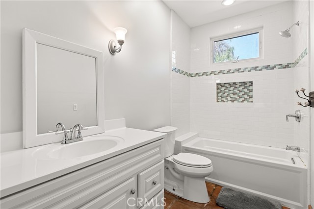 Detail Gallery Image 13 of 21 For 5150 Gloria Ave, Encino,  CA 91436 - 4 Beds | 4/1 Baths
