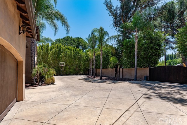 23115 Erwin Street, Woodland Hills CA: https://media.crmls.org/medias/96b13eff-245d-4365-b308-a3dea7082b5d.jpg