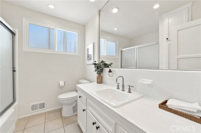 Main level bath 2 Main level bath 2
